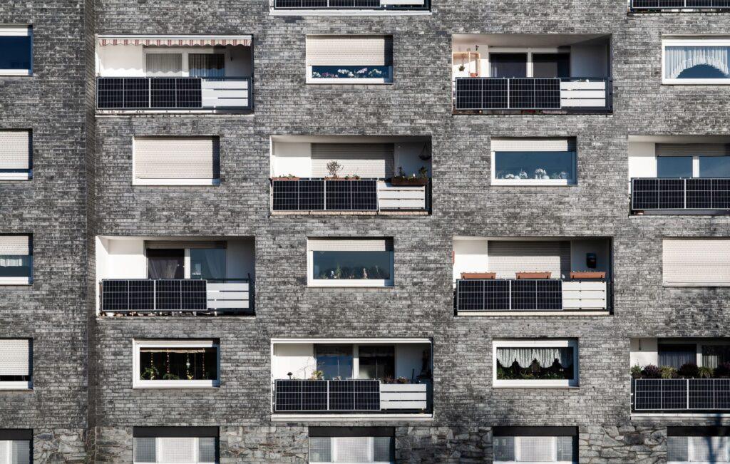 Balkone mit Solaranlagen