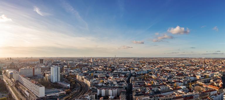 Berlin City Skyline Panorama mit vielen Gebäuden und einem blauen Himmel