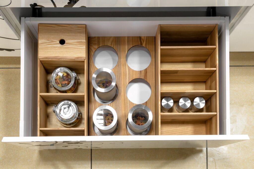 Geöffnete Küchenschublade, eine intelligente Lösung für die Aufbewahrung und Organisation der Küche