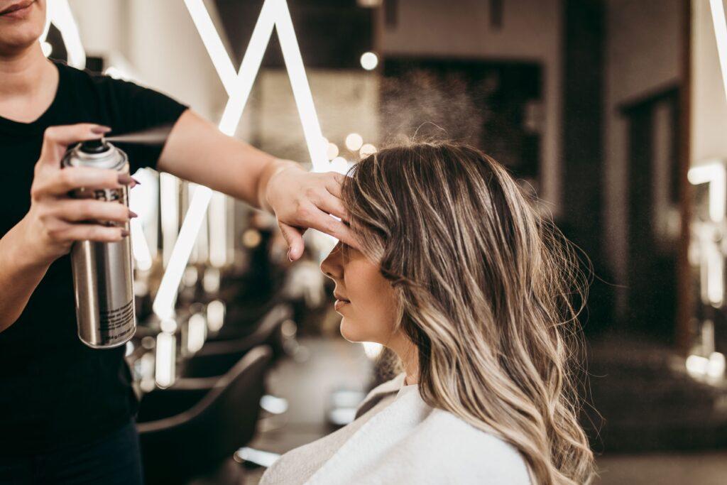 Eine Frau beim Friseur