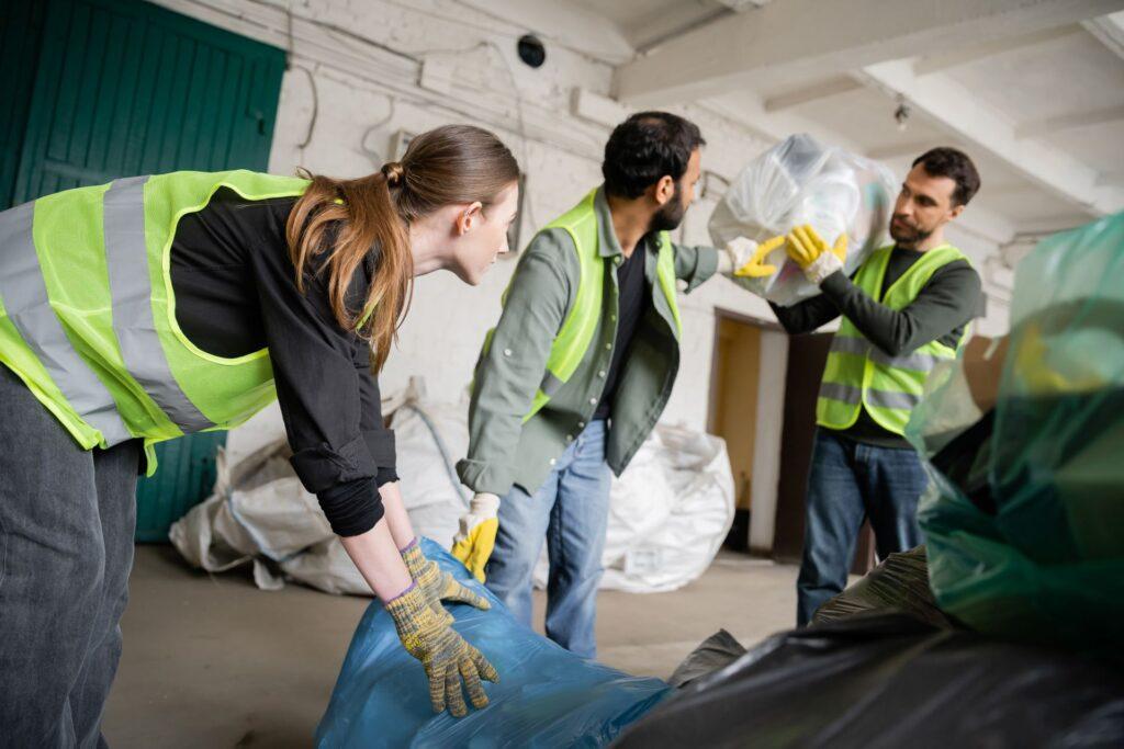 Team entsorgt Gefahrstoffe mit Schutzkleidung