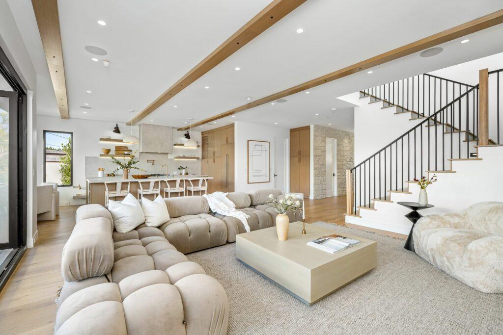 Wohnraum mit Treppe und Platz für Treppenlift mit Plattform