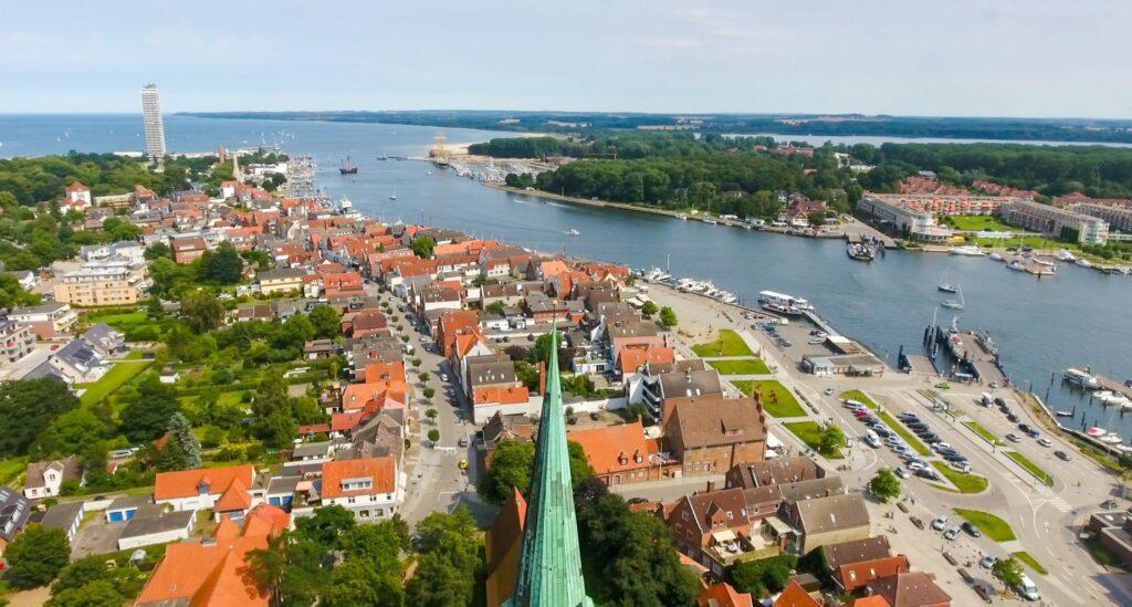 Luftaufnahme von Neustadt in Holstein mit Meer und Altstadt – zeigt Lage und potenzielle Risiken bei steigendem Meeresspiegel