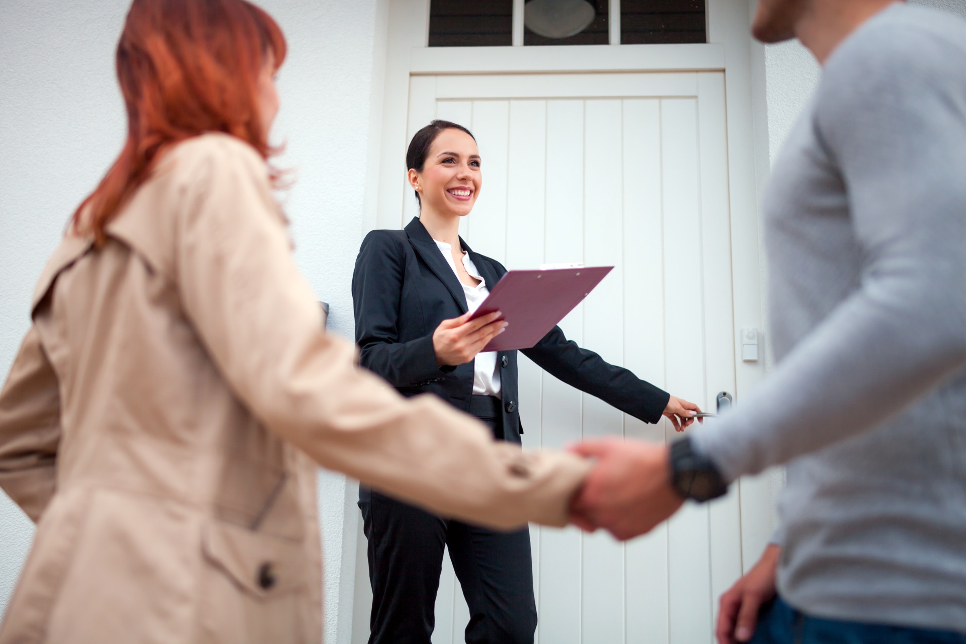Maklerin öffnet Tür zur Besichtigung | Immobilienbewertung Stuttgart