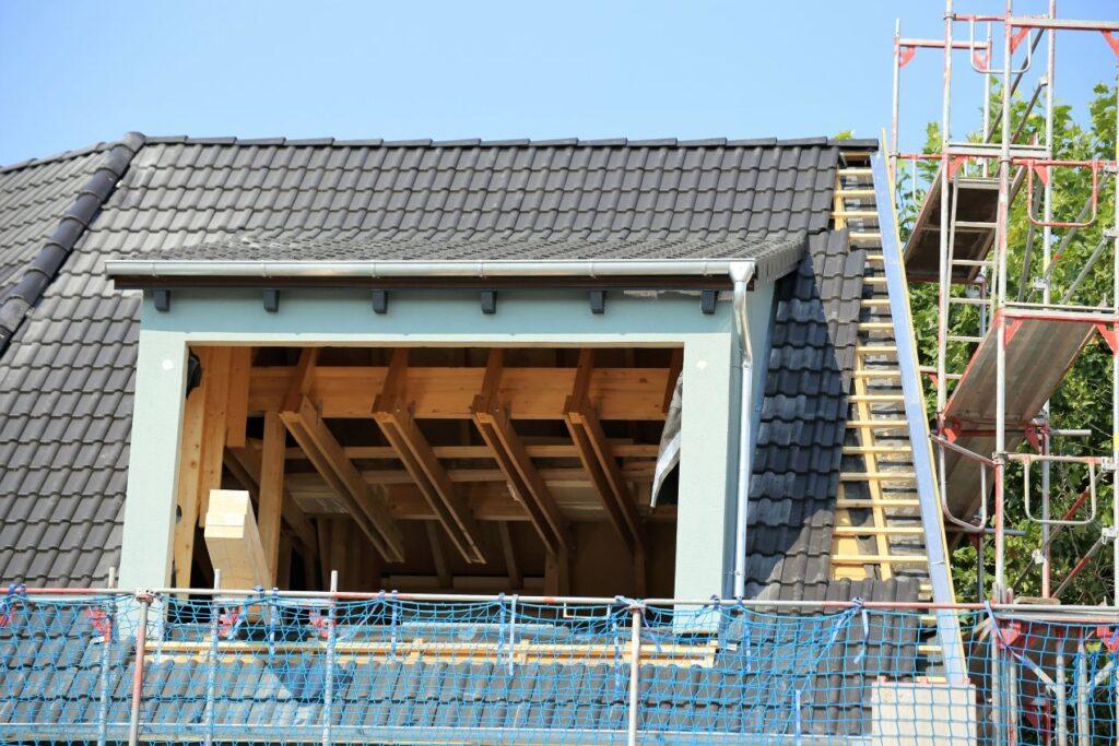 dachsanierung aufbaustufe offene dachgaube mit holzstruktur und geruest