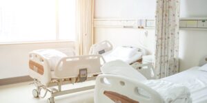 Hilfe im Alltag: Wie durchdachte Einrichtung pflegende Angehörige entlastet