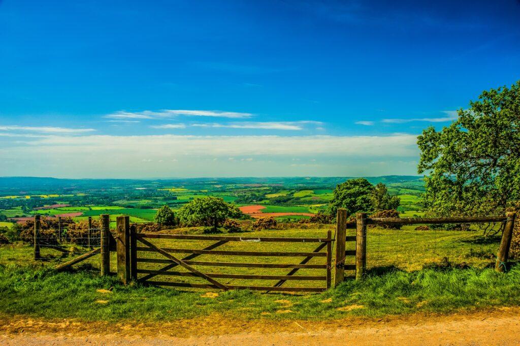 Landschaft mit Tor und Feldern | Heuraufe