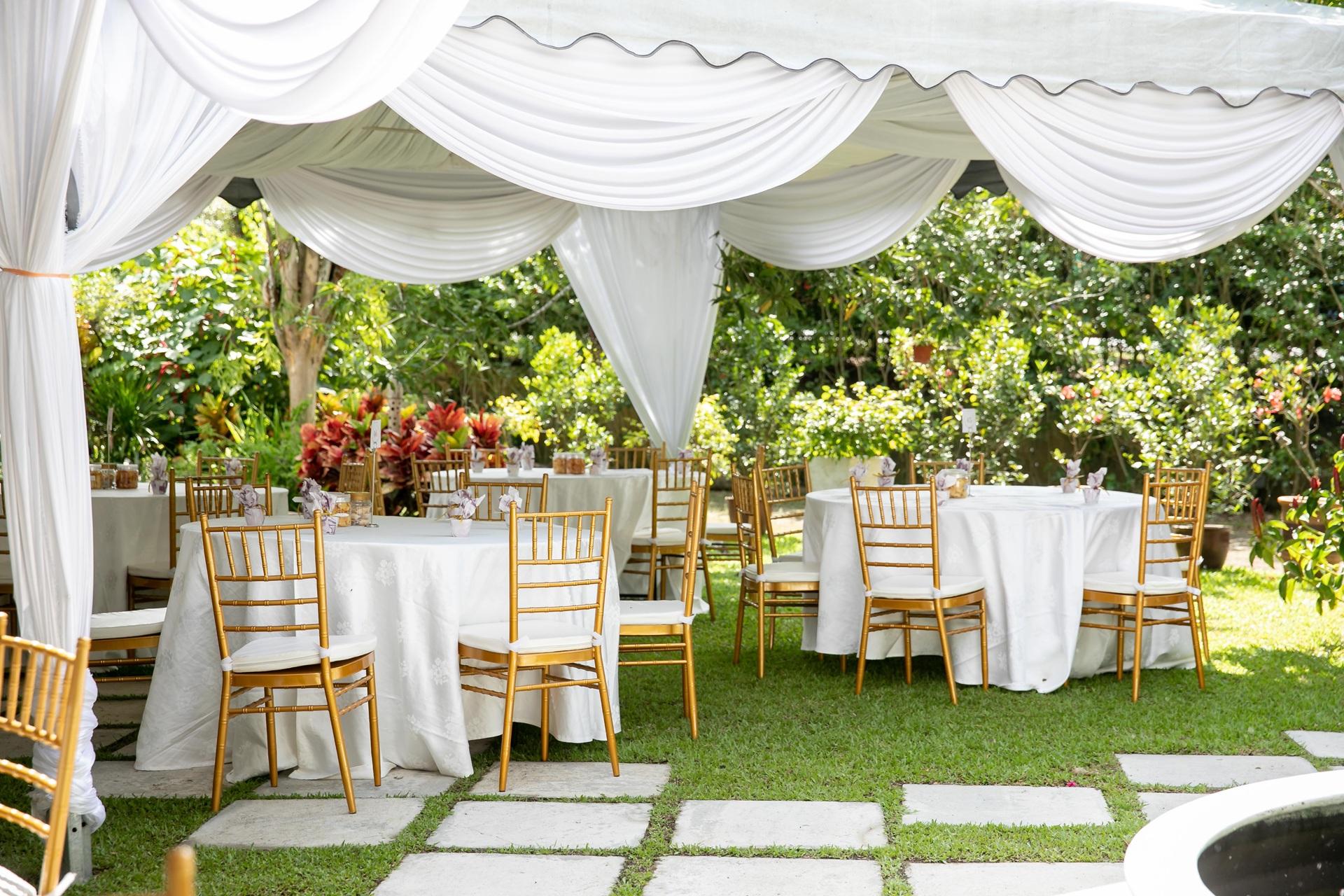 Gartenhochzeit mit Zelt und festlich gedeckten Tischen | Eheringe Platin

