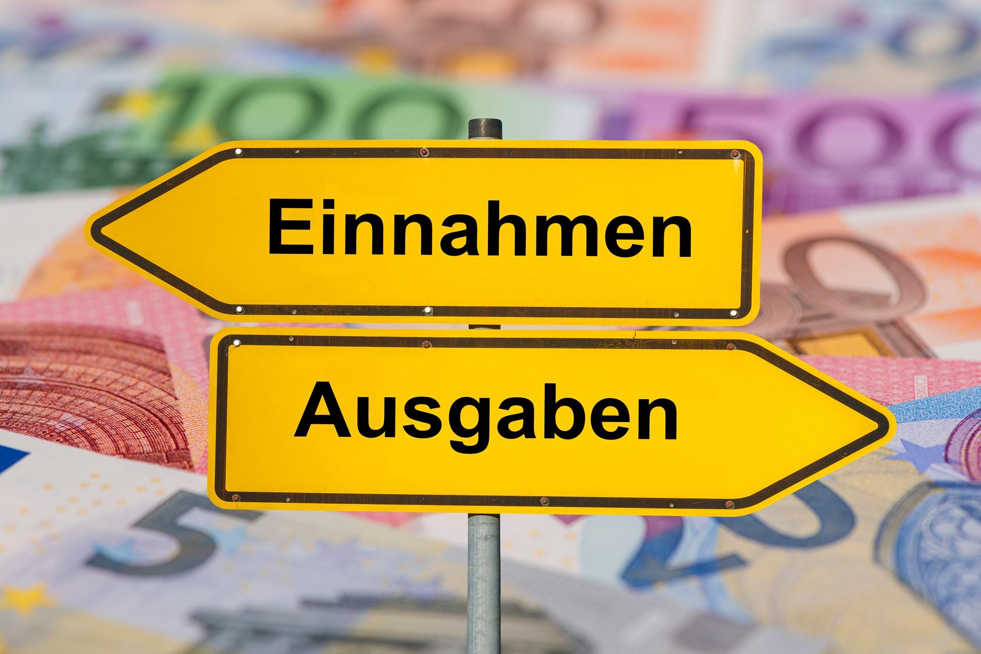 Hinweisschilder Einnahmen und Ausgaben | Heizölpreise in München