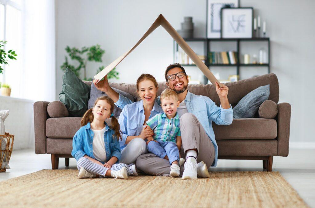 Familie sitzt zusammen im Wohnzimmer | Heizölpreise in München