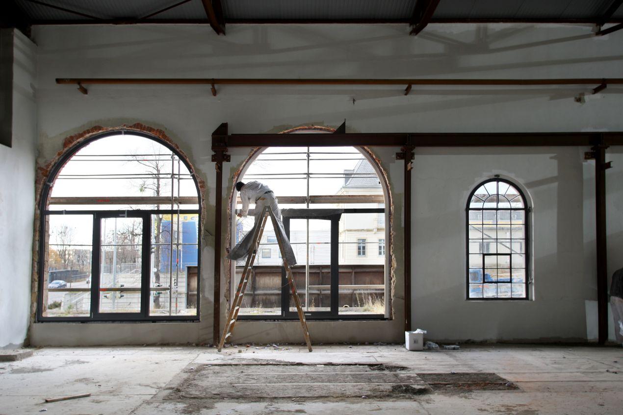 Altbau Sanierung mit Handwerker bei der Fenstererneuerung im Rohbau