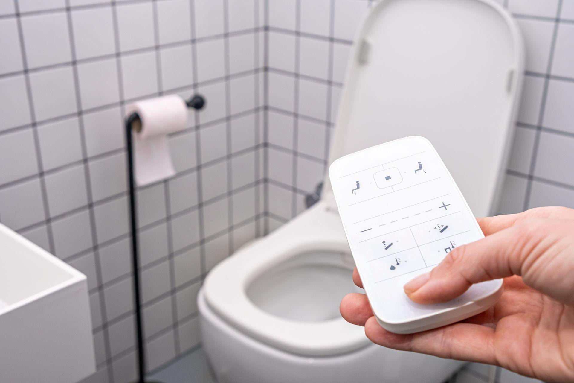 Hand bedient smarte WC Dusche mit Fernsteuerung – moderne Badtechnik fuer mehr Komfort und Hygiene